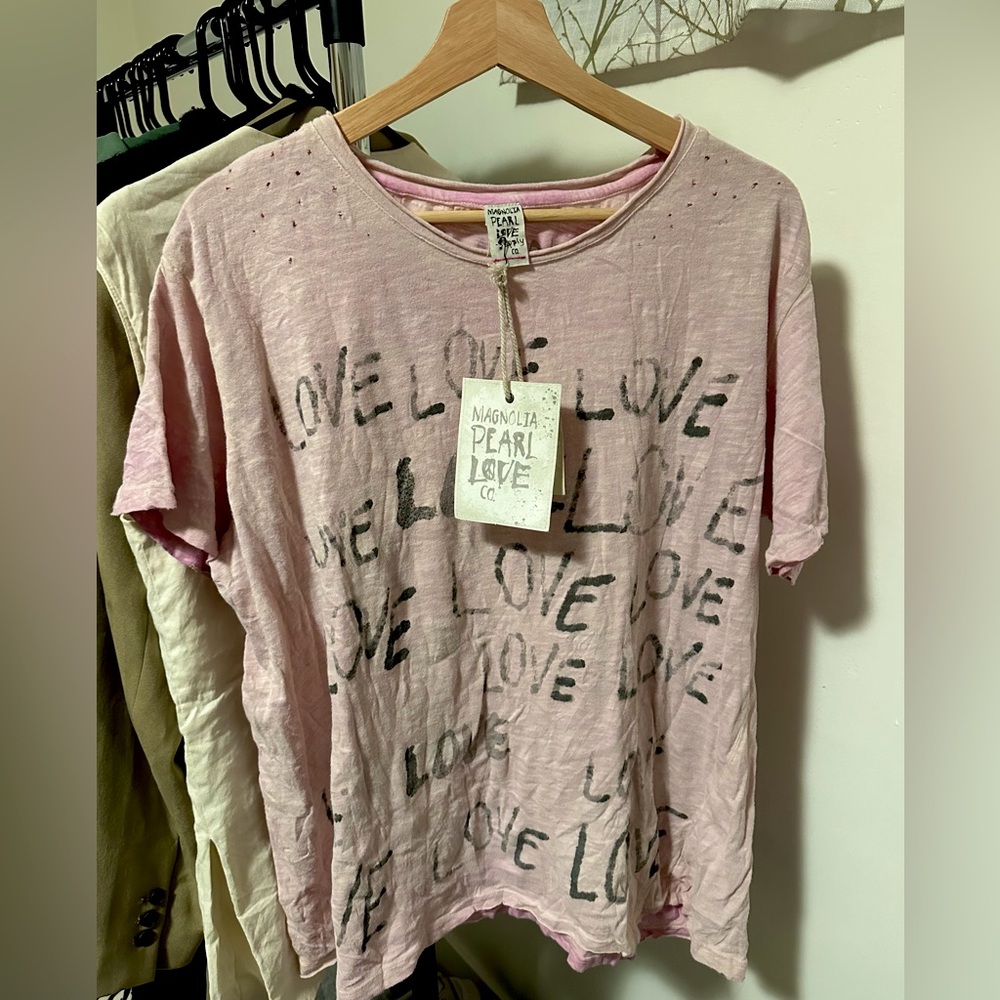 Magnolia pearl love amor tee